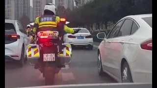 China police escort trauma patient go to the emergency room urgently