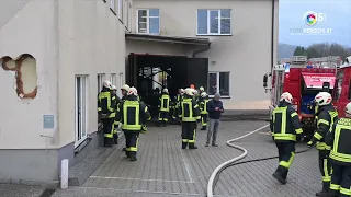 Feuer in Tischlerei fordert Einsatz von 9 Feuerwehren in Kirchham