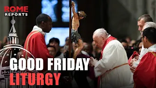 ✝️GOOD FRIDAY | Pope Francis stands to kiss the cross during the Good Friday liturgy