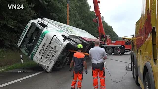 08.07.2020 - VN24 - Semi-trailer truck crashes on its side - tons of vegetables have to be reloaded