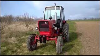 Трактор ЮМЗ в поле для души