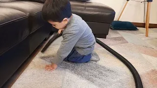 Luciano limpiando la alfombra