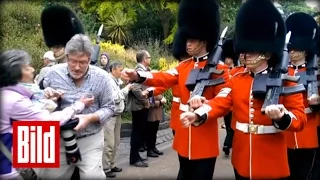 Queen: Tourist wird von Leibgarde aus dem Weg geräumt - Urlaub in London