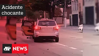 PM passa farol vermelho, atropela e mata dois jovens em São Paulo