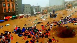 Hundreds of cars drifting on the streets like boats, flood in Sichuan, China