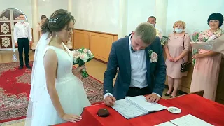 Молодая пара на регистрации брака в загсе