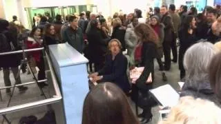 Richard proposes to Kate in a flashmob at St Pancras