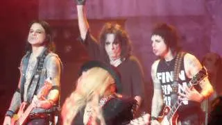 Alice Cooper pays tribute to Jimi Hendrix and Orianthi with "Foxy Lady" Raise the Dead Tour 10/15/13