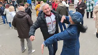 12.05.24г..."Цыганочка Яночка"... 🕺💃... звучит на танцполе в Гомельском парке...