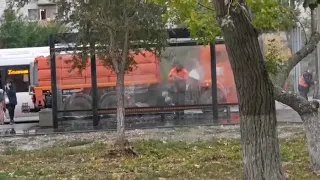 Как помыли остановку в центре Волгограда вместе с пешеходами, попало на видео