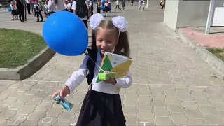 Мы родители ПЕРВОКЛАССНИЦЫ! Мирослава пошла в школу!!! Первый звонок 🛎 школьная линейка !!!