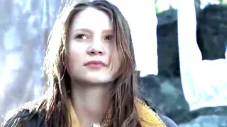 Mia Wasikowska (Cassandra)