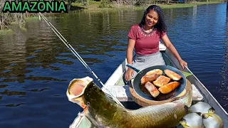 PESCARIA com Frito de PIRARUCU no MOLHO de TUCUPI na beira do RIO na AMAZÔNIA