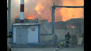 Полыхает целый поселок -  крупный пожар в Екатеринбурге