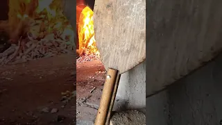 Άγιον Όρος: Φωτιά στο Αγιορείτικο φούρνο για να πάρει την κατάλληλη θερμοκρασία για να ψηθεί το ψωμί