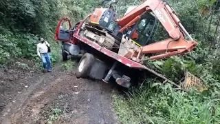 ACCIDENTE CON PERDIDA TOTAL DE LA EXCAVADORA Y EL CAMION