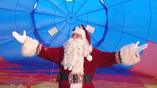 Санта-Клаус посылает поздравления с Рождеством с высоты птичьего полёта