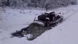 ТДТ-55(полстапятка), легенда лесозаготовки. Трактор трелёвочник штурмует реку