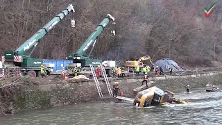 [Bagger Unfall Video] Bagger-Bergung aus Fluss - Strömungsretter, Bergekräne n. Bagger Unfall extrem