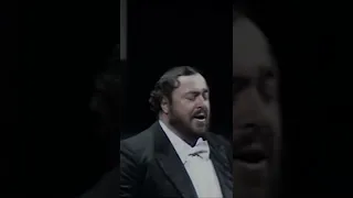 Pavarotti performing "Per la gloria d'adorarvi" accompanied only by piano. Simply stunning🌹