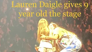 #laurendaigle Gives 9 year old Lexi the stage, beautiful moment from a woman with a beautiful heart.