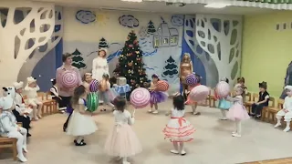 НОВОРІЧНЕ СВЯТО У САДОЧКУ | ІІ МОЛОДША | HOLIDEY IN THE KINDERGARTEN | • Музичні фрагменти