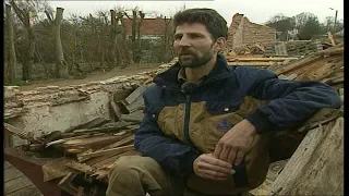 I sporet på decemberorkanen (1999): Lars' hus kollapsede i stormen