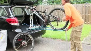 veloboy eine Einladehilfe und ein Fahrradträger für den Autoinnenraum