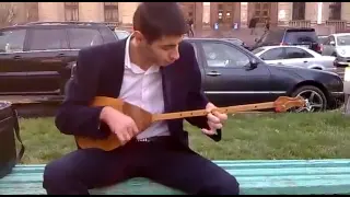 Чечен играет на казахской домбре