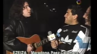 Calamaro y Fito Paez cantan delante de Maradona