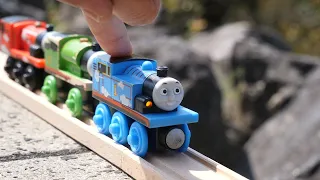 The Brio Shinkansen runs on a wooden scenery course ☆ Strolling around the park Thomas