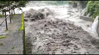 Dam flushing in the Himalayas