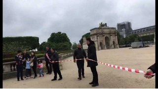 L'esplanade du Louvre évacuée pour "de simples vérifications par mesure de précaution"