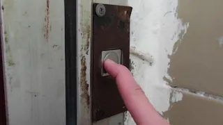 Кнопка вызова лифта на выходе из подъезда