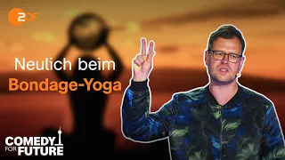 Der herabschauende Hund ist die Lieblings-Yoga-Figur von C. Heiland | Comedy for Future