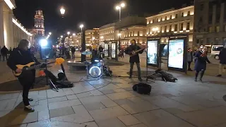 Группа ЖУКИ - "ТАНКИСТ", песню исполняют уличные музыканты на Невском проспекте в Санкт-Петербурге