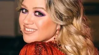 Kelly Clarkson Freaks out When Meeting Cher