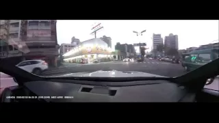 Un automobiliste idiot roule à toute vitesse en ville pour impressionner sa copine