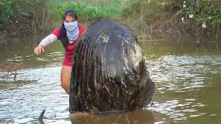 The girl unexpectedly discovered a giant clam and was pleasantly surprised to find sparkling pearls!