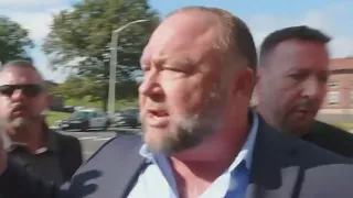 Alex Jones makes 1st appearance outside Sandy Hook trial | Rush Hour