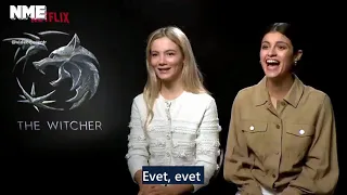 Anya Chalotra ve Freya Allan - Henry Cavill'ı Gördükleri İlk Andan Bahsediyorlar (Türkçe Alt Yazılı)