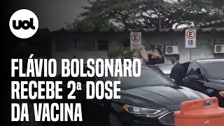 Flávio Bolsonaro recebe segunda dose da vacina de covid sob gritos de 'cloroquina' e 'miliciano'