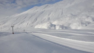 Lawinensprengung in Belalp (VS, Schweiz) - Déclenchement d'une avalanche à Belalp (Valais, Suisse)