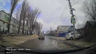 Видео 1 из 3 город Свинарник Саратов яма в яме везде нет разметки на дороге и на каждом шагу болото