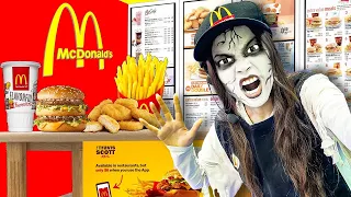 ZOMBIE BUILDS HER OWN MCDONALD’S AT HOME FOR HALLOWEEN | I OPEN A SPOOKY RESTAURANT BY SWEEDEE