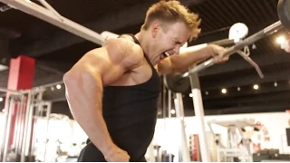 Rob Riches Training Shoulders - INSANE DELT Workout