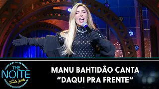 Manu Bahtidão canta "Daqui Pra Frente" | The Noite (13/12/23)