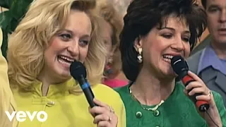 Bill & Gloria Gaither - Just Over in the Glory Land [Live] ft. The Hayes Family