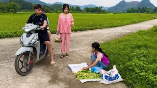 The orphan girl lived in tears and struggled to make a living, doing difficult jobs to make a living