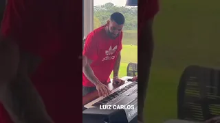 Gusttavo Lima tocando teclado yamaha LUIZ CARLOS